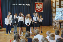 Uczniowie klasy 4 i 5 podczas występu z okazji DEN.