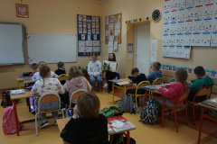 Uczniowie podczas akcji czytelniczej z okazji Narodowego Święta Niepodległości