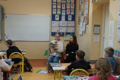 Uczniowie podczas akcji czytelniczej z okazji Narodowego Święta Niepodległości