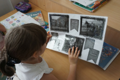 Uczniowie podczas akcji czytelniczej z okazji Narodowego Święta Niepodległości