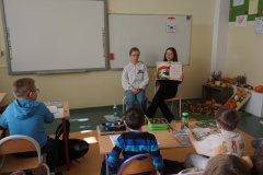 Uczniowie podczas akcji czytelniczej z okazji Narodowego Święta Niepodległości