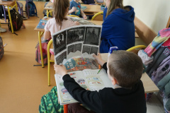 Uczniowie podczas akcji czytelniczej z okazji Narodowego Święta Niepodległości