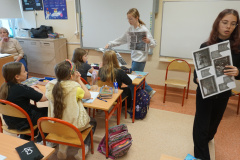 Uczniowie podczas akcji czytelniczej z okazji Narodowego Święta Niepodległości