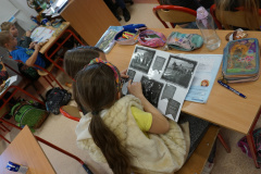 Uczniowie podczas akcji czytelniczej z okazji Narodowego Święta Niepodległości