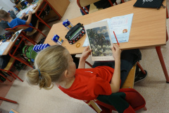 Uczniowie podczas akcji czytelniczej z okazji Narodowego Święta Niepodległości