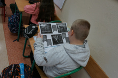 Uczniowie podczas akcji czytelniczej z okazji Narodowego Święta Niepodległości