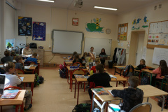 Uczniowie podczas akcji czytelniczej z okazji Narodowego Święta Niepodległości