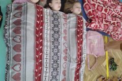 Uczniowie podczas akcji "Chwila ciszy i relaksu"