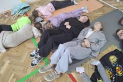 Uczniowie podczas akcji "Chwila ciszy i relaksu"