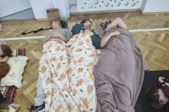 Uczniowie podczas akcji "Chwila ciszy i relaksu"