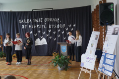 Uczniowie podczas występu z okazji DEN. 