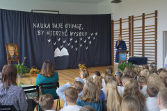 Pani Dyrektor podczas składania życzeń nauczycielom i pracownikom.