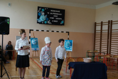 Uczniowie podczas występu z okazji Dnia Edukacji Narodowej
