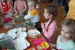 Uczniowie przygotowujący zdrowe posiłki.