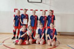 Reprezentacja dziewcząt w mini siatkówce.