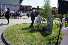 Złożenie kwiatów przez członków rodziny zamordowanego  w Katyniu Porucznika Stanisława Zatońskiego.
