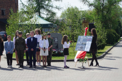 Występ uczniów SP w Pławnie podczas gminnych obchodów Dnia Pamięci Ofiar Zbrodni Katyńskiej.