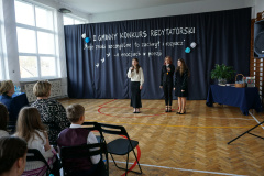 Występ uczennic podczas podczas I Gminnego Konkursu Recytatorskiego. 