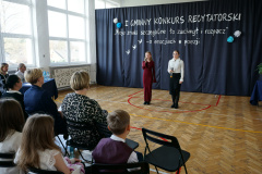 Występ uczennic podczas podczas I Gminnego Konkursu Recytatorskiego. 