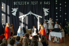 Uczniowie występujący podczas jasełek. 