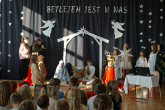 Uczniowie występujący podczas jasełek. 