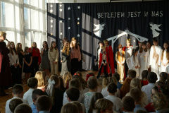 Uczniowie występujący podczas jasełek. 