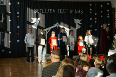 Uczniowie nagrodzeni w konkursie świątecznym. 