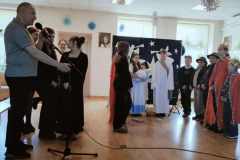 Uczniowie podczas występu w Środowiskowym Domu Samopomocy w Radomsku