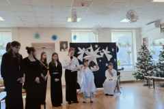 Uczniowie podczas występu w Środowiskowym Domu Samopomocy w Radomsku