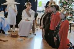 Uczniowie podczas występu w Środowiskowym Domu Samopomocy w Radomsku