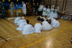 Uczniowie podczas udziału w inscenizacji Jasełek.