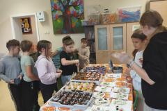 Uczniowie podczas kiermaszu