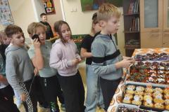 Uczniowie podczas kiermaszu