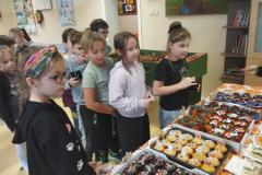 Uczniowie podczas kiermaszu