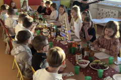 Uczniowie klasy 2 wraz z Dyrektorem GOK w Kruszynie podczas kolędowania