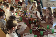 Uczniowie klasy 2 wraz z Dyrektorem GOK w Kruszynie podczas kolędowania