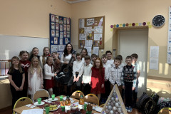 Uczniowie klasy 2 wraz z Dyrektorem GOK w Kruszynie podczas kolędowania