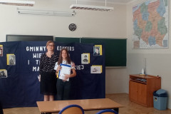 Uczennica podczas rozstrzygnięcia gminnego konkursu o życiu i twórczości Marii Konopnickiej.