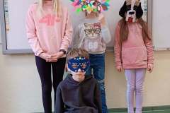 Uczniowie prezentujący maski karnawałowe.