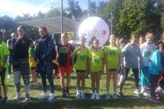Uczennice na starcie biegu - Zuri Cooke z nr 67