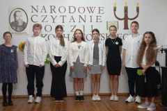 Reprezentanci szkoły podczas akcji Narodowe Czytanie