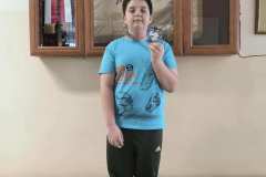 Uczeń z otrzymanym medalem