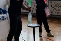 Eksperymenty podczas pokazu grupy "Zaelektryzowani".