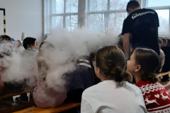 Eksperymenty podczas pokazu grupy "Zaelektryzowani".