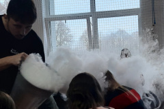 Eksperymenty podczas pokazu grupy "Zaelektryzowani".