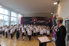 Uczniowie, uczestniczący w VI edycji Ogólnopolskiego Konkursu "Do Hymnu".