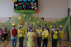 Uczniowie prezentujący się w wiosennych barwach podczas Pierwszego Dnia Wiosny.