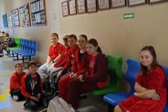 Uczniowie biorący udział w kampanii "Dzieciństwo bez przemocy".