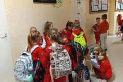 Uczniowie biorący udział w kampanii "Dzieciństwo bez przemocy".