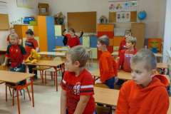 Uczniowie biorący udział w kampanii "Dzieciństwo bez przemocy".